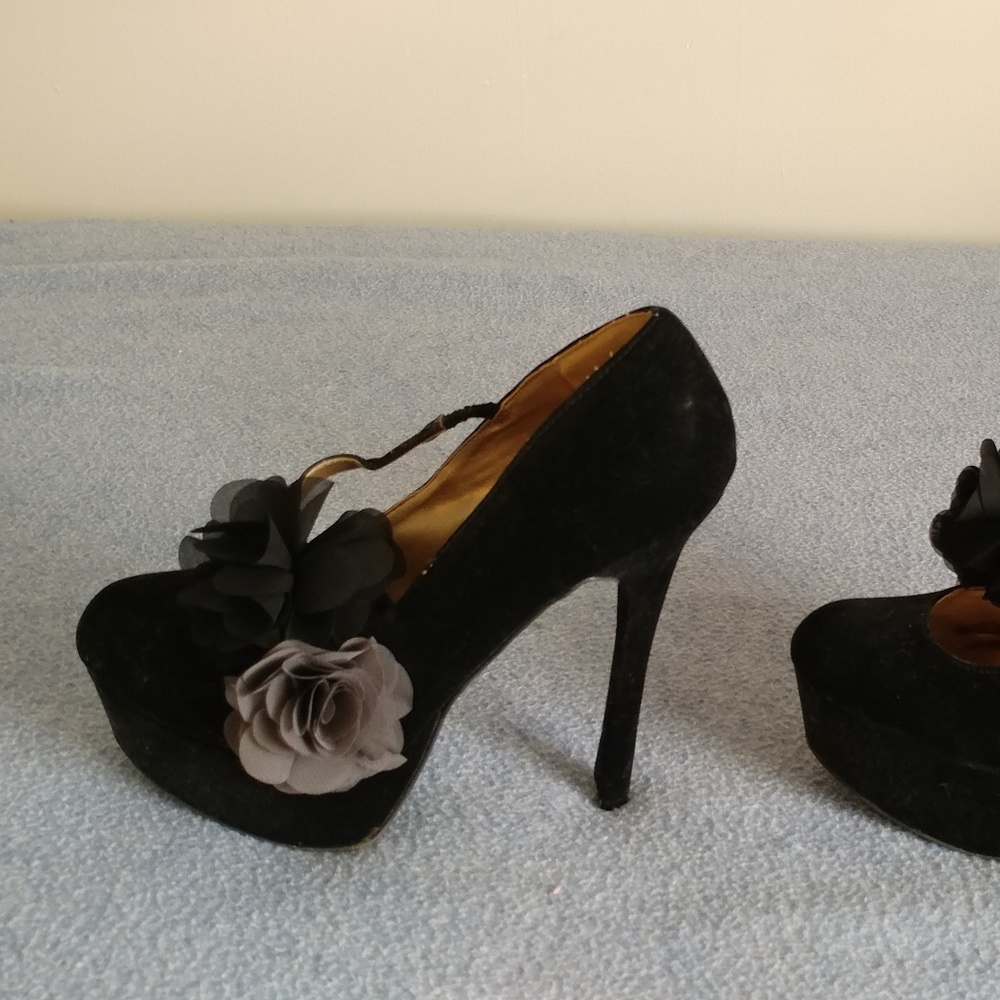Designer Shoes - Picture 3 of 4